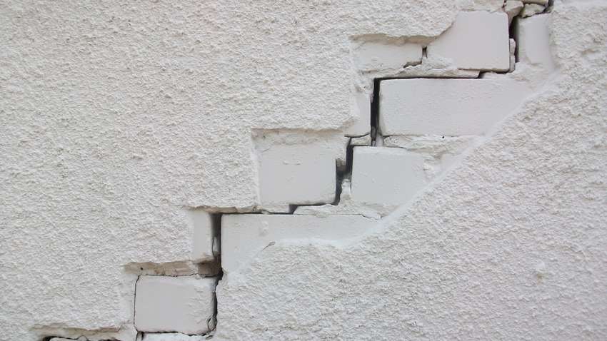 Почему не стоит самостоятельно заделывать трещину в стене